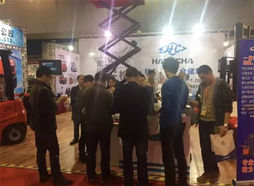 杭叉展臺前來問詢的新老客戶絡繹不絕