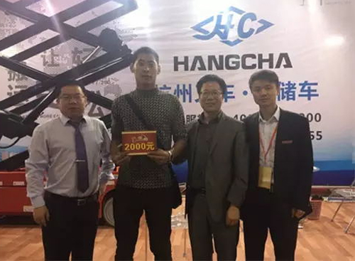 杭叉展臺前來問詢的新老客戶絡繹不絕