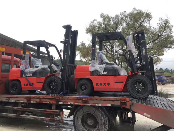 杭州叉車丨為什么要給叉車配實心輪胎？