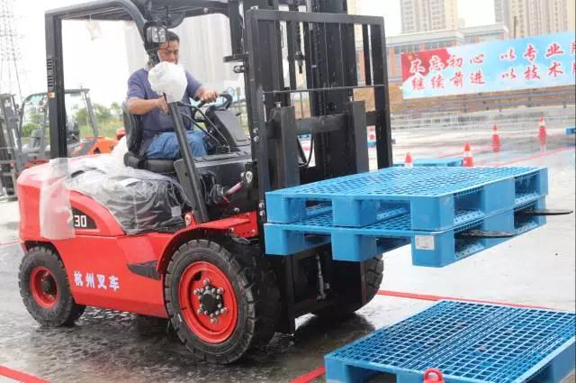 杭州叉車丨X系列內燃叉車作為東莞叉車司機技能競賽唯一指定叉車,很驕傲! 杭州叉車丨X系列內燃叉車作為東莞叉車司機技能競賽唯一指定叉車,很驕傲!