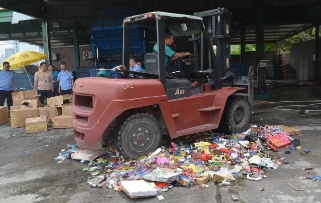 杭州叉車還有這種操作？碾壓鼓浪嶼上的假煙，為環保事業作貢獻！