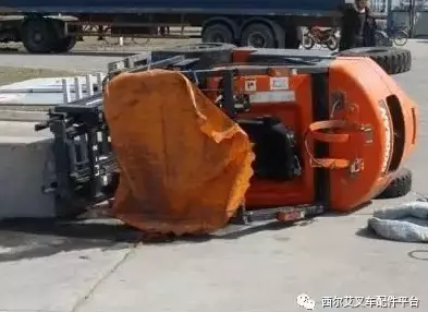 杭州叉車提醒您：叉車傷人事故高發(fā)，出門在外，注意安全！