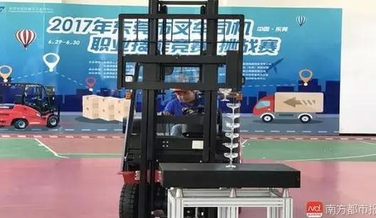 杭州叉車丨叉車在鋼絲上掉啤酒、疊酒杯算什么，東莞叉車職業(yè)技能大賽才厲害！