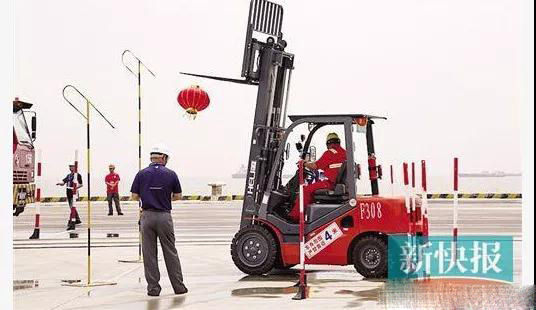 杭州叉車丨叉車掛燈籠,還真不是什么新鮮事! 杭州叉車丨叉車掛燈籠,還真不是什么新鮮事!