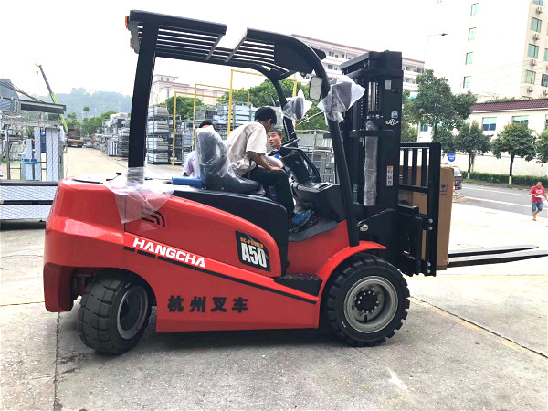 電動叉車比內(nèi)燃叉車好在哪里? 電動叉車比內(nèi)燃叉車好在哪里?