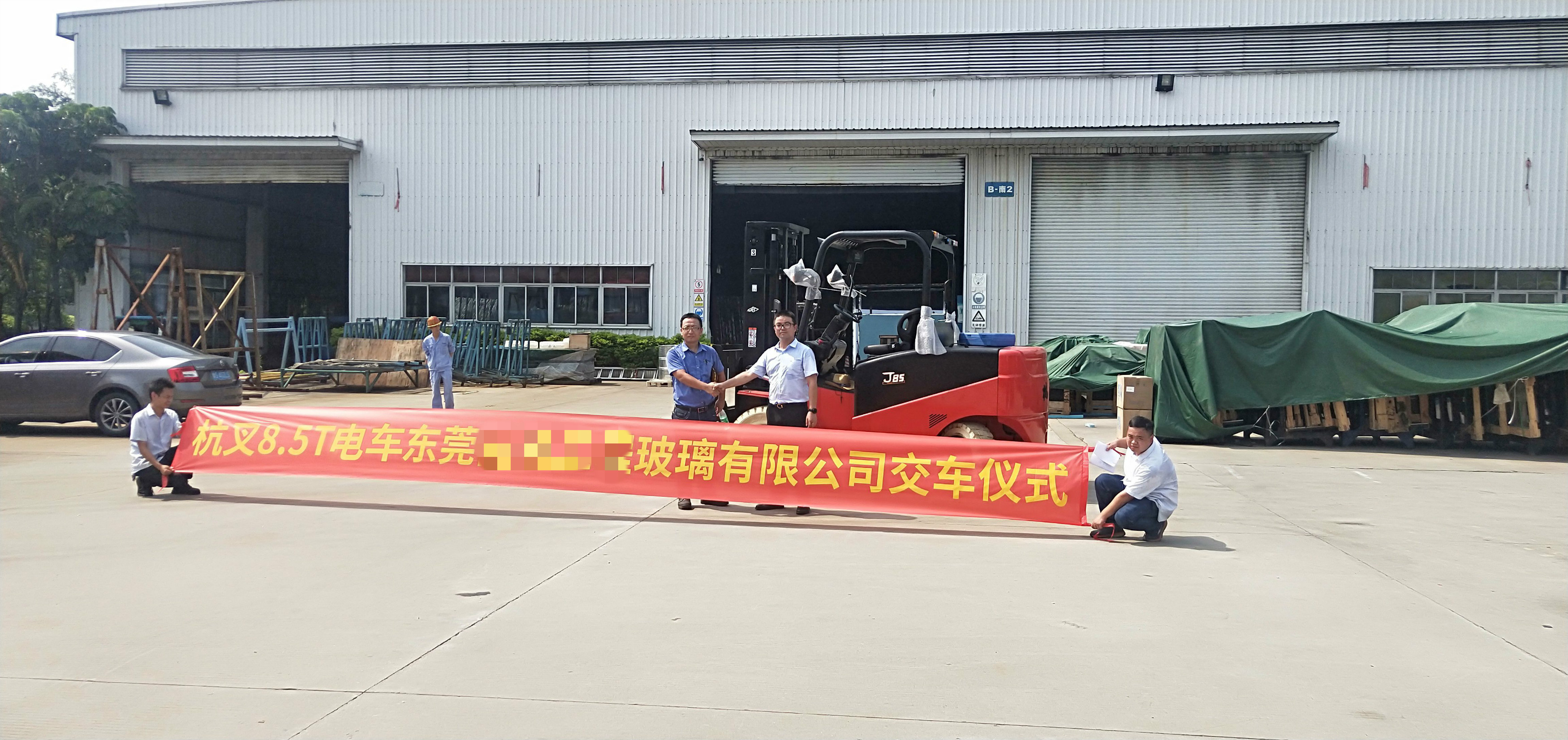叉車搬運玻璃?要輕拿輕放! 叉車搬運玻璃?要輕拿輕放!