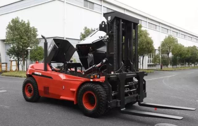 【大噸位】杭叉新款X系列16噸重裝叉車交付某企業！