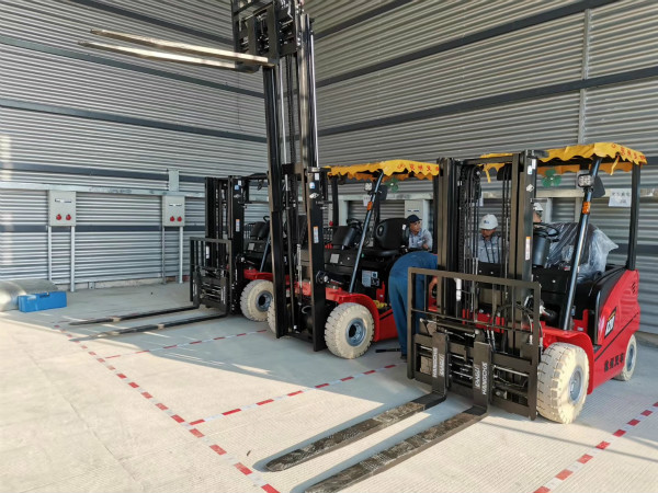 【漲知識】電動叉車的堆垛是怎么操作的? 【漲知識】電動叉車的堆垛是怎么操作的?